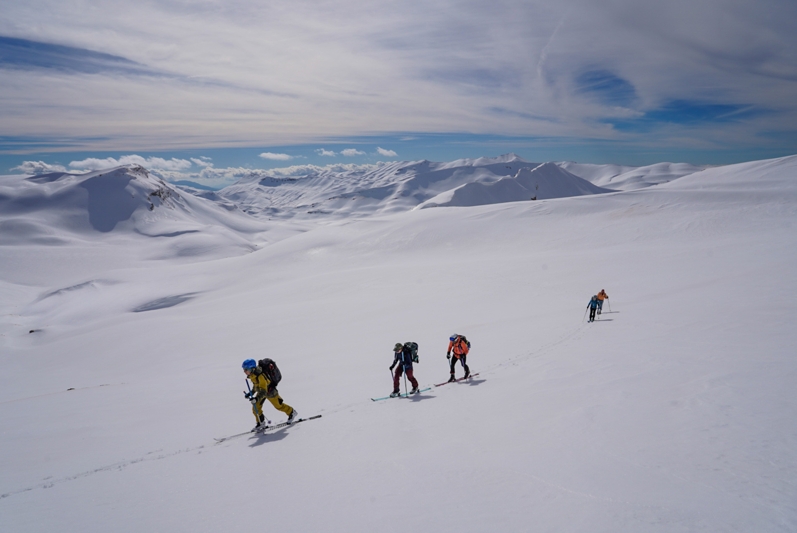 Grande traversee a ski, tzoumerka — vallée de matsouki, lors d’une itinérance à ski en Grèce.